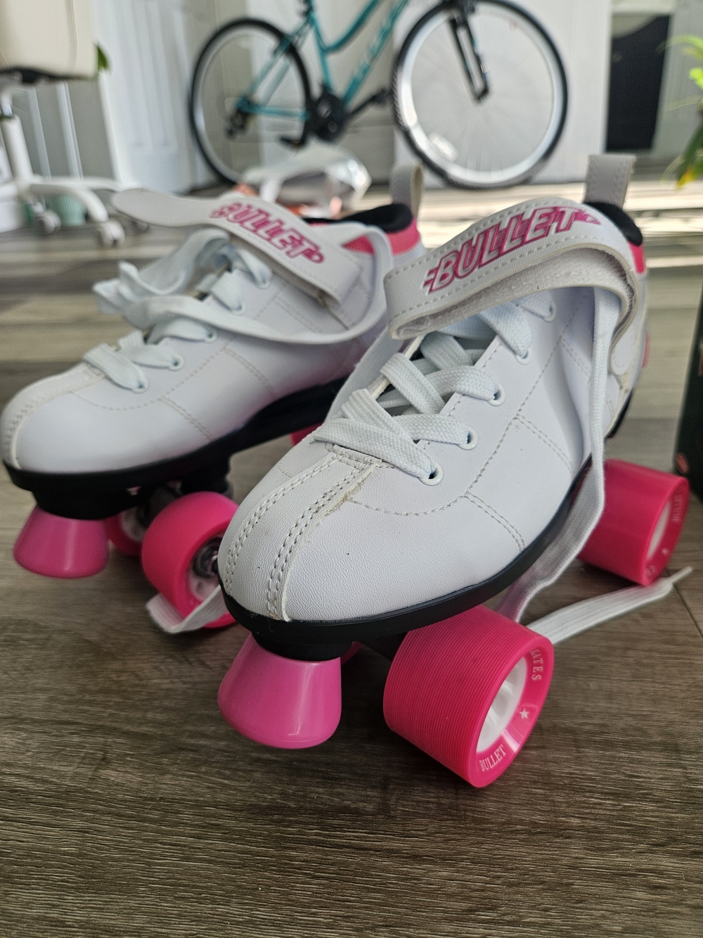 Bullet White And Pink Quad Roller Skates NWOT Women's Size 7